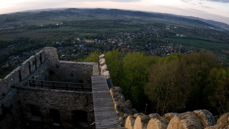 widok na panoramę Jeleniej Góry z Zamku Chojnik
