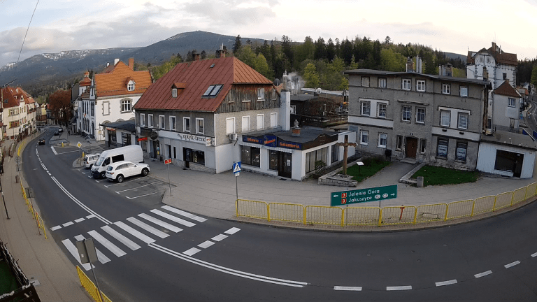 ujęcie z kamery ulicy Jedności Narodowej w centrum miasta Szklarska Poręba