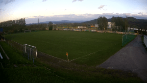 ujęcie z kamery przedstawiające stadion w Piechowicach