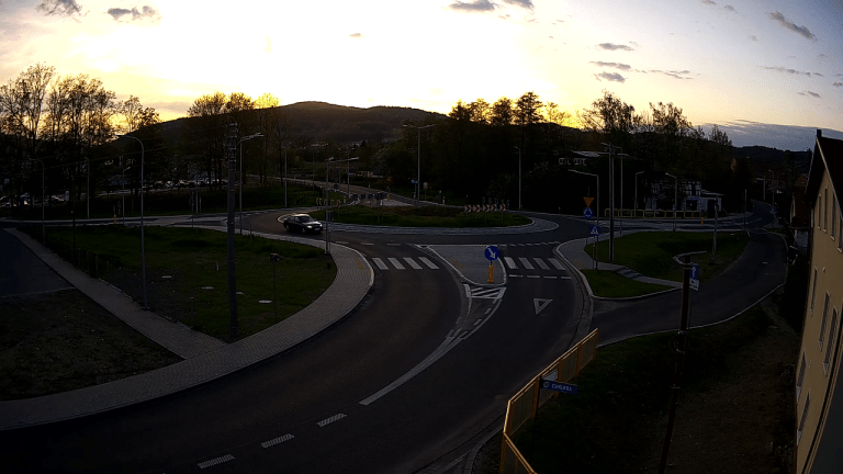 ujęcie z kamery przedstawiające rondo w Piechowicach