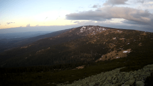 kamera online Szrenica pokazuje Śnieżne Kotły, Łabski Szczyt oraz schronisko pod Łabskim Szczytem