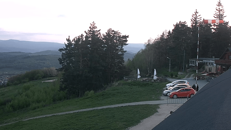 ujęcie z kamery, na którym ukazana jest Góra Szybowcowa w Jeżowie Sudeckim