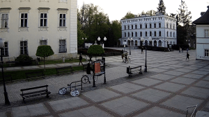 ujęcie z kamery na plac piastowski wraz z pawilonem lalka