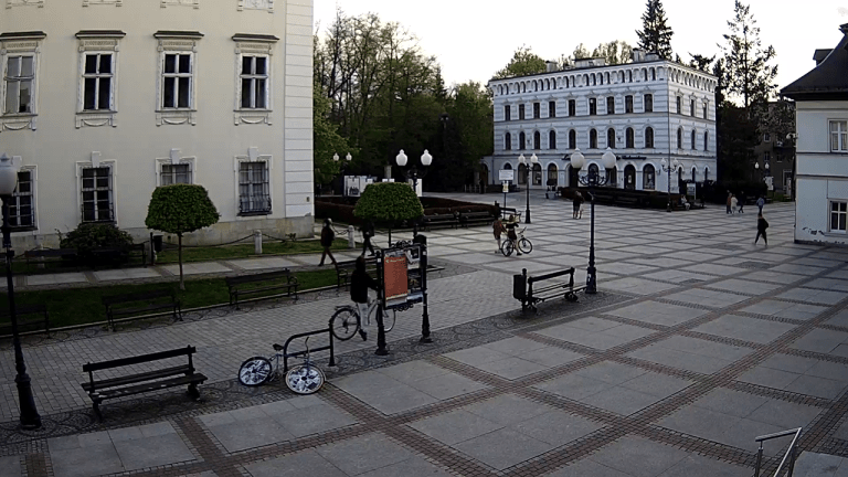 ujęcie z kamery na plac piastowski wraz z pawilonem lalka