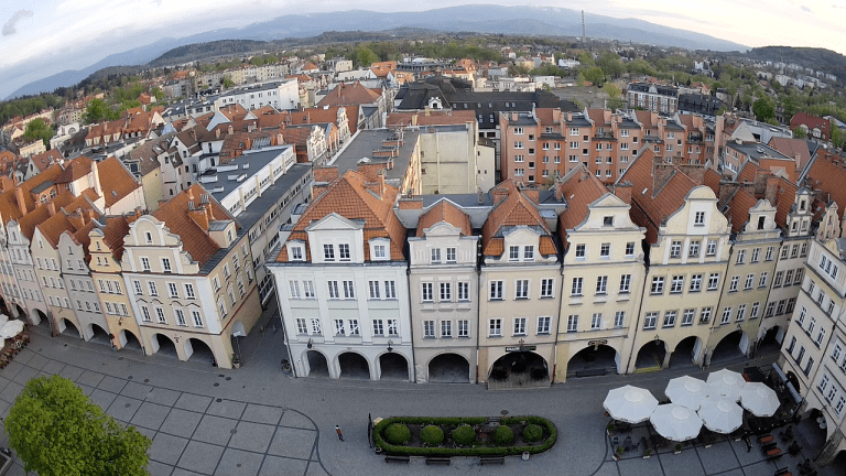 ujęcie z kamery na plac ratuszowy z wieży jeleniogórskiego ratusza