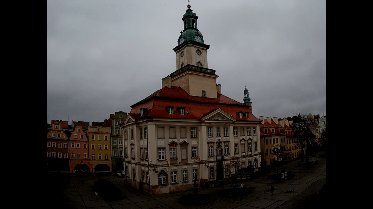 ujęcie z kamery przedstawiającej Plac Ratuszowy i ratusz w Jeleniej Górze
