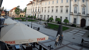 ujęcie z kamery przedstawiające plac piastowski w cieplicach