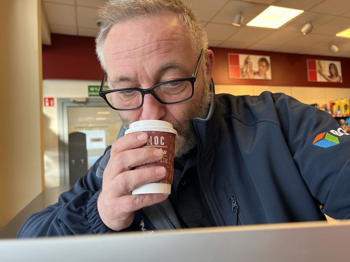 dziennikarz, autor tesktów "redakcyjna kawa" popijający kawę