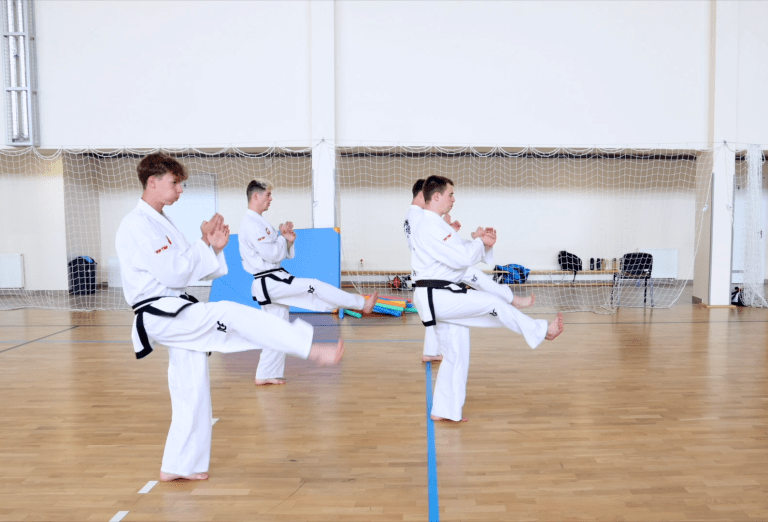taekwondowcy trenujący przed pucharem świata w buenos aires