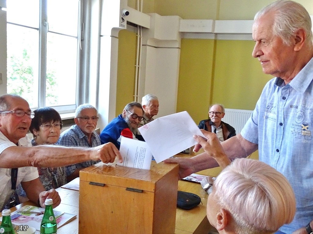 ujęcie ukazujące głosowanie radnych do nowej rady miejskiej seniorów w Jeleniej Górze