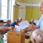 ujęcie ukazujące wybory w Jeleniej Górze, gdzie zostaje wybrana nowa miejska rada seniorów