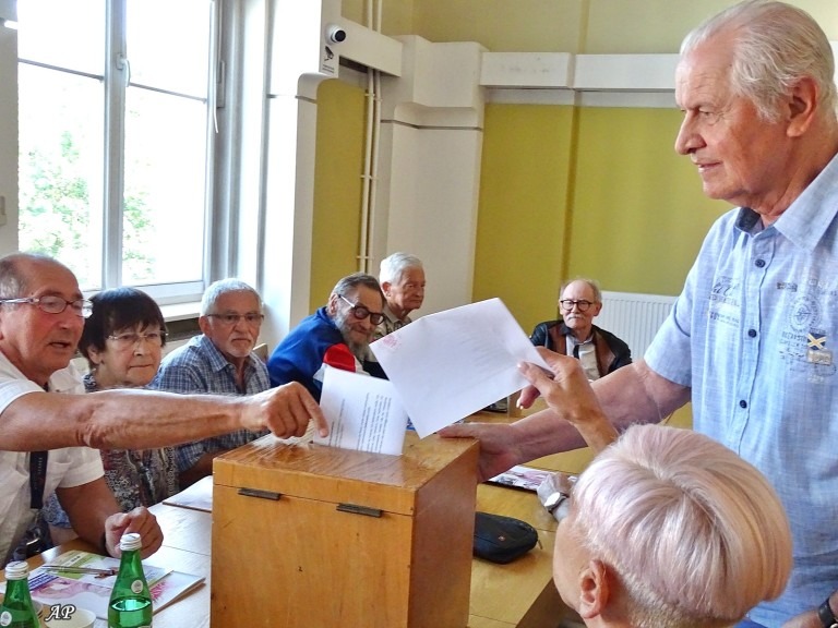 ujęcie ukazujące wybory w Jeleniej Górze, gdzie zostaje wybrana nowa miejska rada seniorów