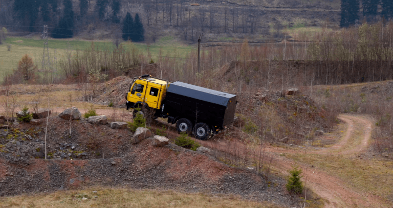 ujęcie podczas przygotowań o imprezy star rally poland ukazujące samochód ciężarowy, który przejeżdża na terenie dawnego kamienniołomu