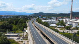 ujęcie z drona wiaduktu na Zabobrzu w mieście Jelenia Góra