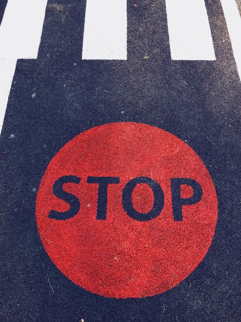 ujęcie przedstawiające "stop" oznaczające wstrzymany ruch na ul. Cieplickiej