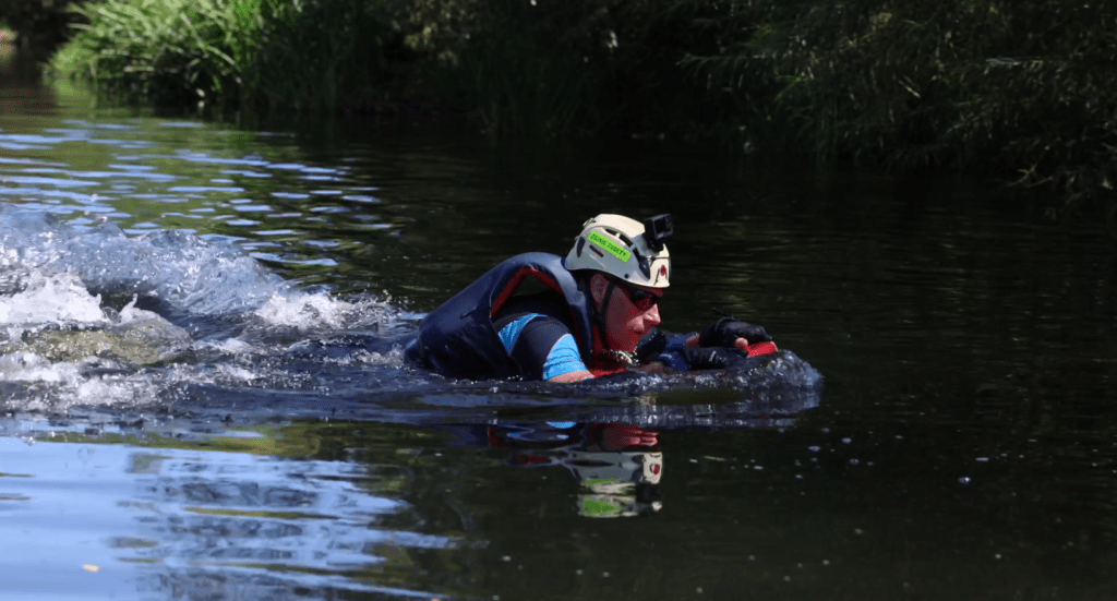 ujęcie, na którym Jan Wieczorek uprawia river boarding