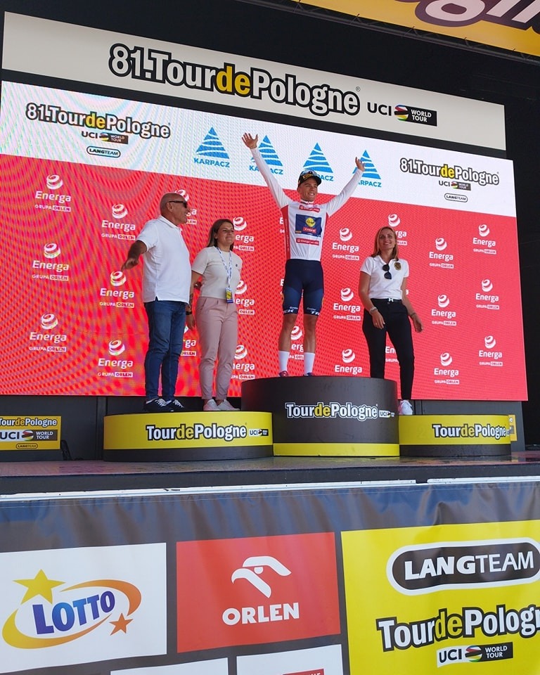 thibau nys tour de pologne 2024 - ujęcie na podium pierwszego etapu