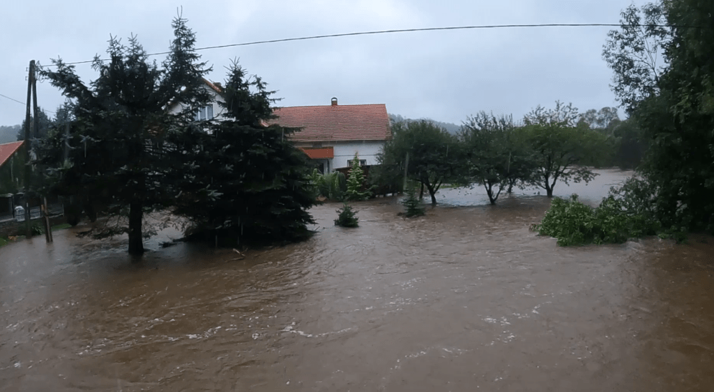 Gmina Mysłakowice liczy straty po powodzi - ujęcie podczas powodzi na Dolnym Śląsku