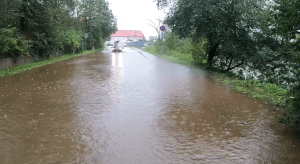 raport powodziowy w Jeleniej Górze - róg ul. lwóweckiej i anieli krzywoń - ujęcie