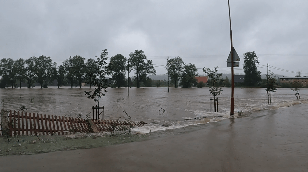 raport powodziowy z gminy Mysłakowice - ujęcie zalanej ulicy w gminie Mysłakowice