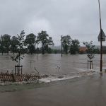 raport powodziowy z gminy Mysłakowice - ujęcie zalanej ulicy w gminie Mysłakowice