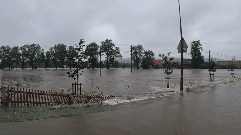 raport powodziowy z gminy Mysłakowice - ujęcie zalanej ulicy w gminie Mysłakowice