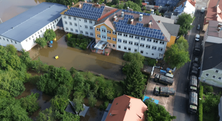 we wleniu trwa oczyszczanie - ujęcie zalanego Wlenia na Dolnym Śląsku