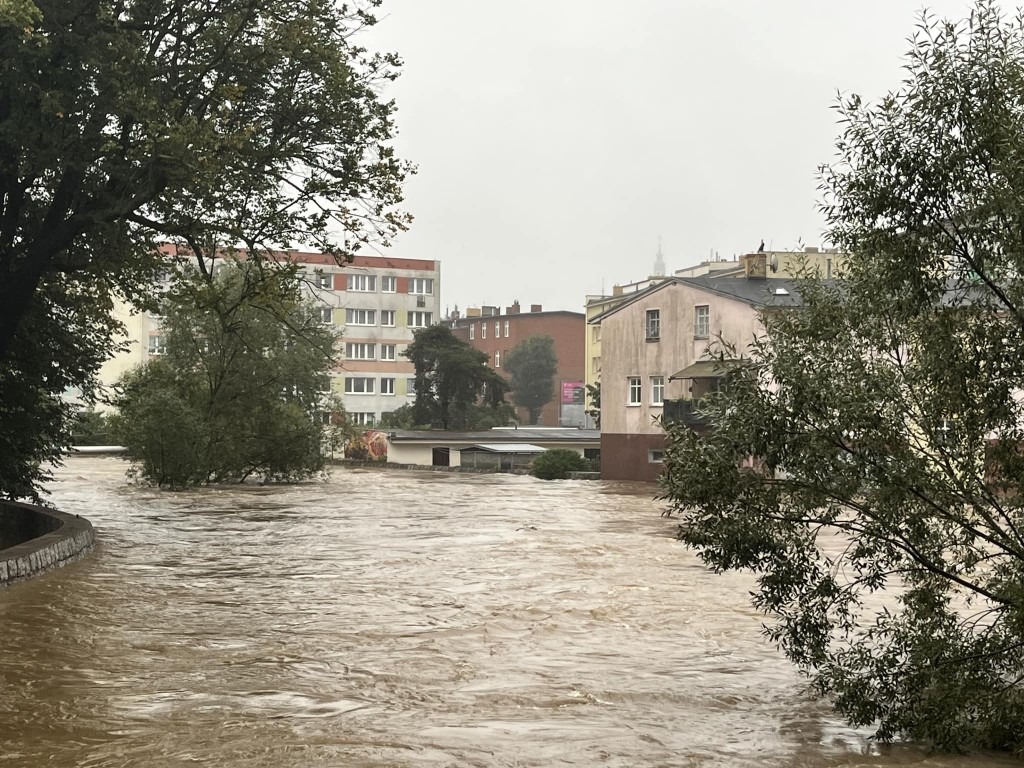 rzutka dla powodzian jelenia gora - zdjęcie miasto jelenia góra