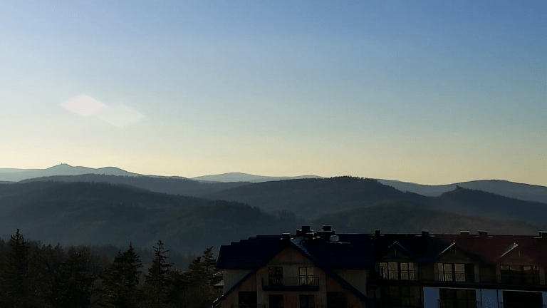 ruchoma kamera online Sosnówka - Hotel Seidorf to podgląd na Karkonosze, jaka jest pogoda, jakie warunki w górach, jakie zaśnieżenie i zamglenie