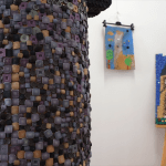 Tony guzików na wystawie w lubańskim muzeum