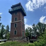 mała architektura wokół wieży na sołtysiej górze