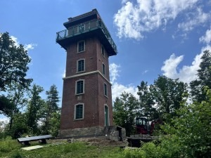 mała architektura wokół wieży na sołtysiej górze