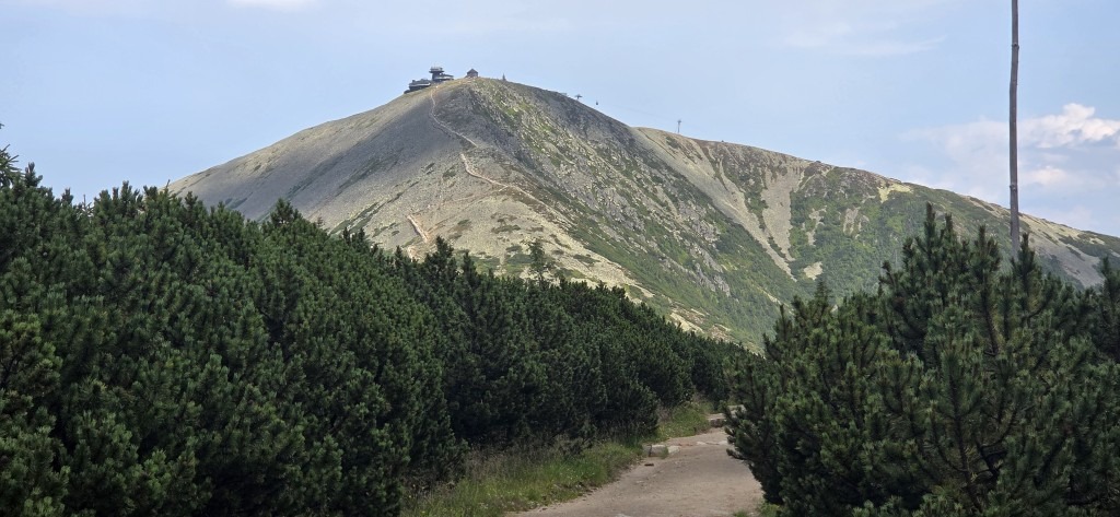 Widok na Śnieżkę w Karkonoszach od czeskiej strony