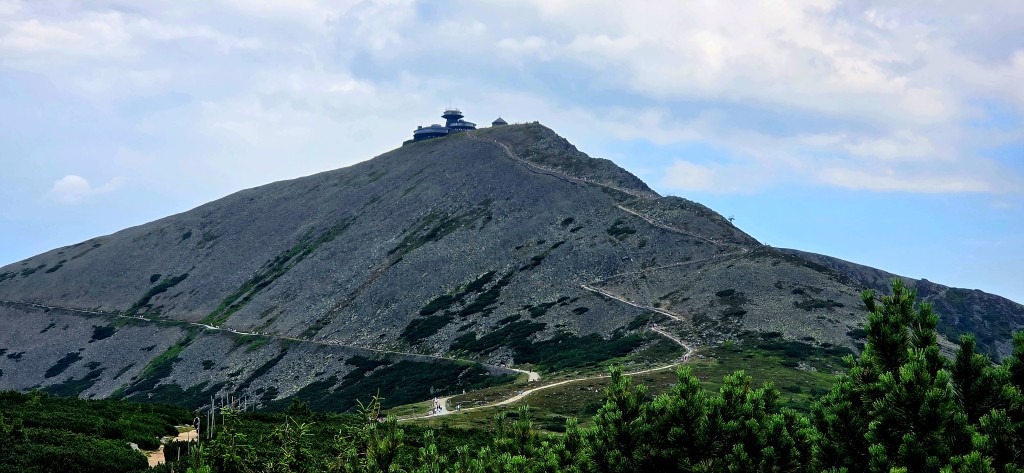 kamera online ze Śnieżki na Drogę Jubileuszową pokazuje dwa szlaki na górę
