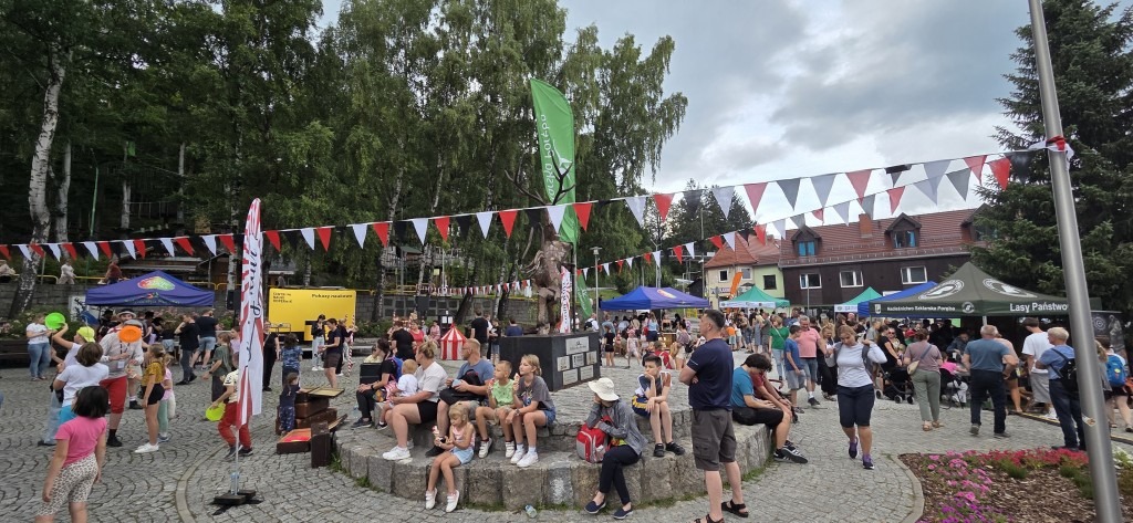 ArtSkwer w Szklarskiej Porębie na Skwerze Twórców Radiowej Trójki