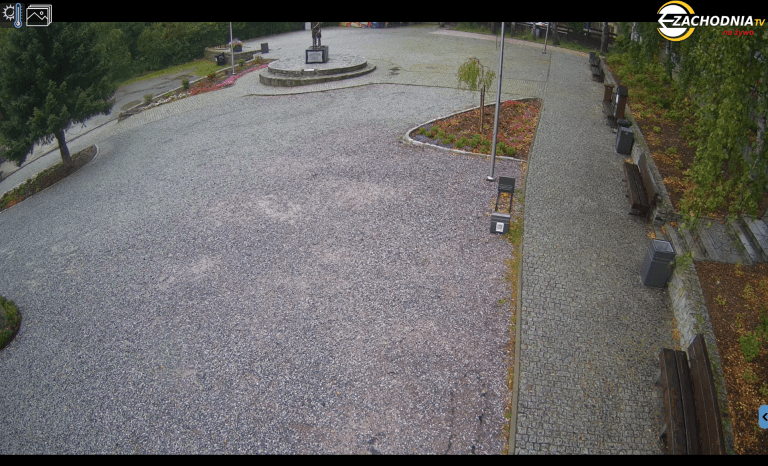 kamera online Szklarska, skierowana na Skwer Twórców Radiowej Trójki pokazuje społeczno-kulturalne serce Szklarskiej Poręby