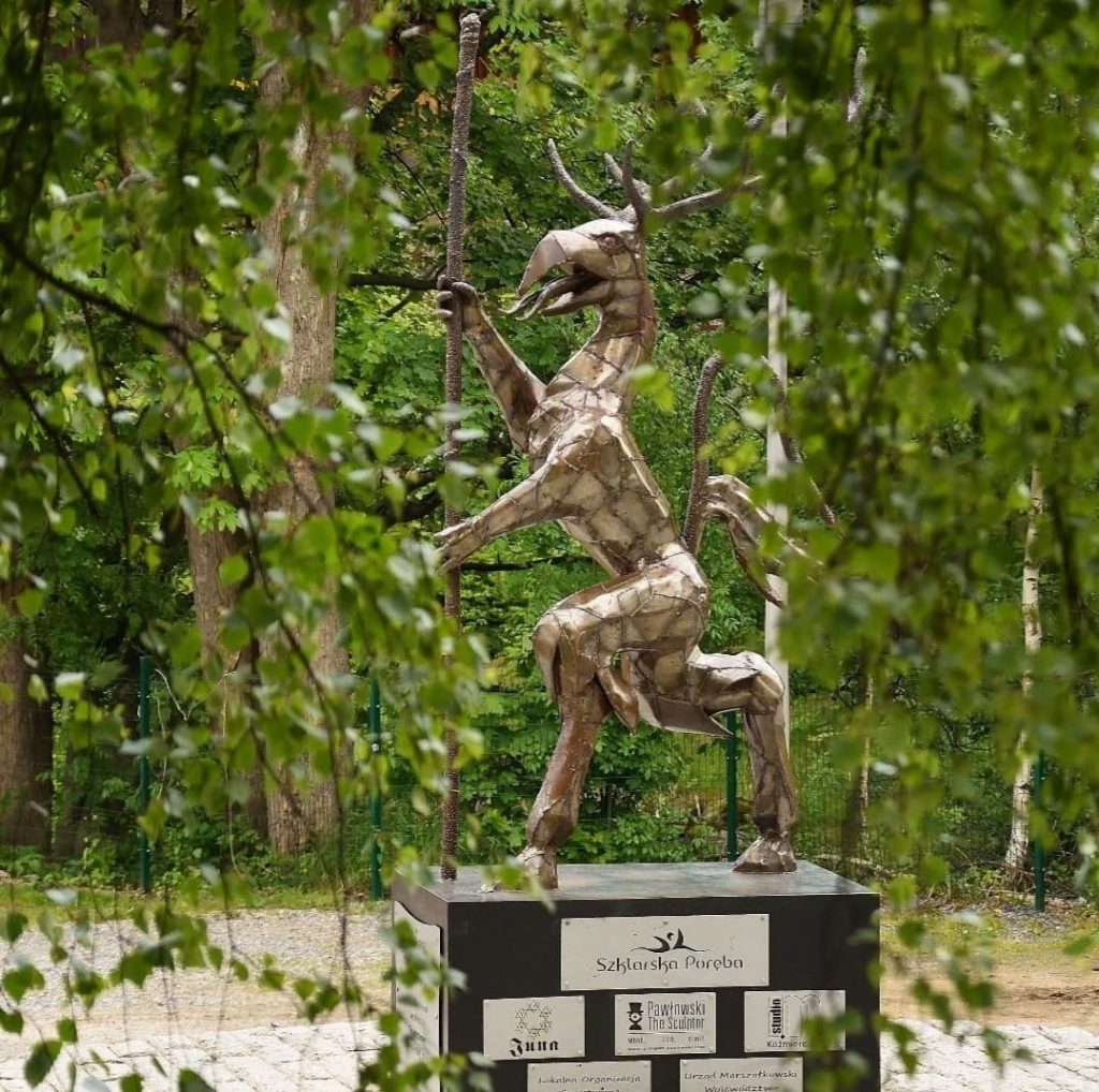 postać Rübenczala - Ducha Gór ze stali nierdzewnej stoi na Skwerze Twórców Radiowej Trójki i jest chętnie fotografowana przez gości Szklarskiej Porębie