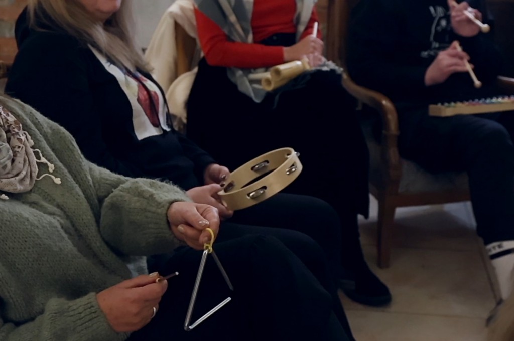 Muzykoterapia w Chrośnicy. Warsztaty w Wiosce Barwnych Wątków