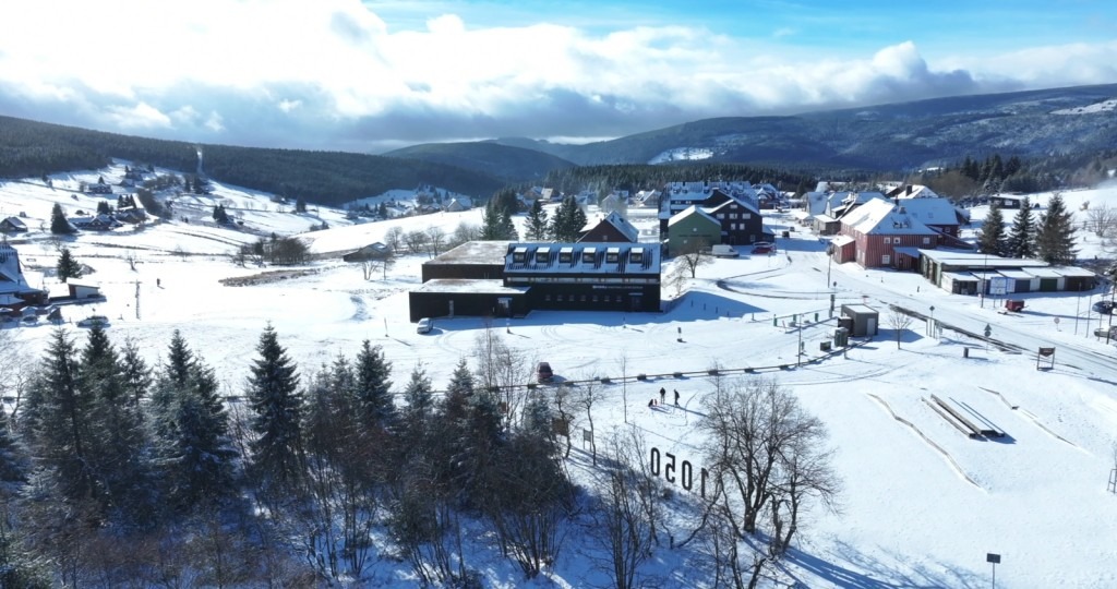 Śnieg w Karkonoszach wabi turystów