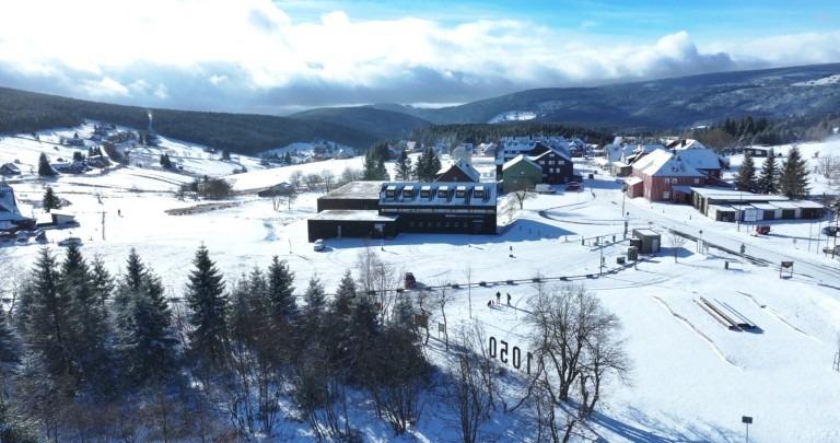 Śnieg w Karkonoszach wabi turystów