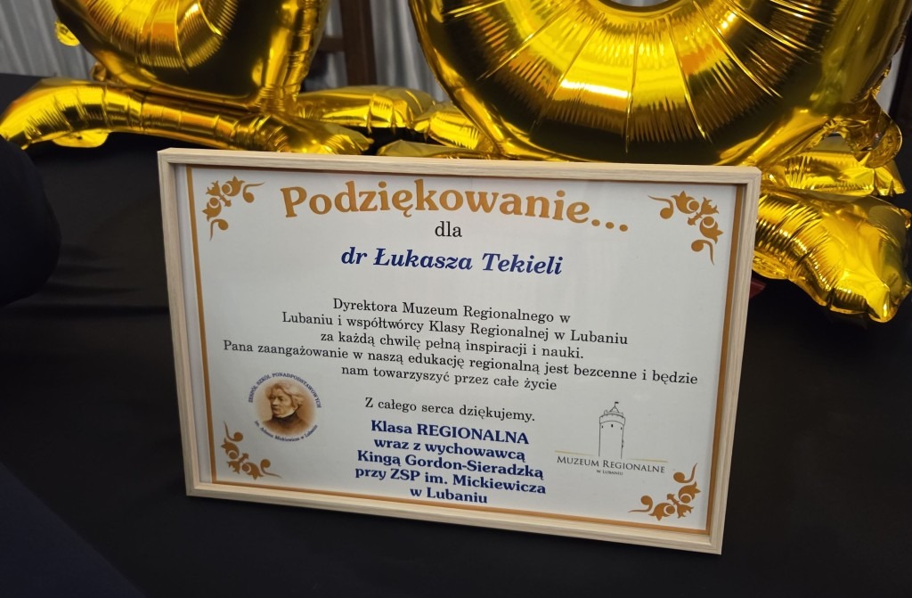 Podziękowanie dla dra Lukasza Tekieli od uczniów klasy regionalistycznej w lubańskim liceum