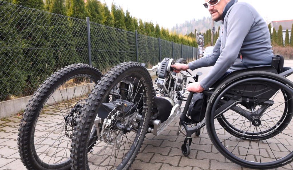 Projektanci wolności - Jarosław Rola i współpracownicy swoimi rowerami dają nadzieję na powrót do aktywnego życia