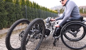 Projektanci wolności - Jarosław Rola i współpracownicy swoimi rowerami dają nadzieję na powrót do aktywnego życia