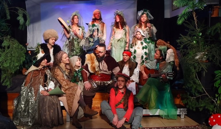 Wiejski Teatr Izerski wystawił w Kromnowie spektakl pt. Legenda Ziemi Izerskiej. Moc Małych Społeczności. buduje kulturę u podstaw