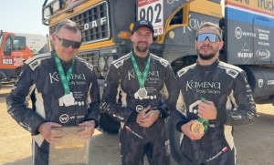 Wygrali DAKAR: Adam Grodzki (mechanik i pomysłodawca projektu), Dariusz Baśkiewicz (nawigator) i Tomasz Białkowski (kierowca)