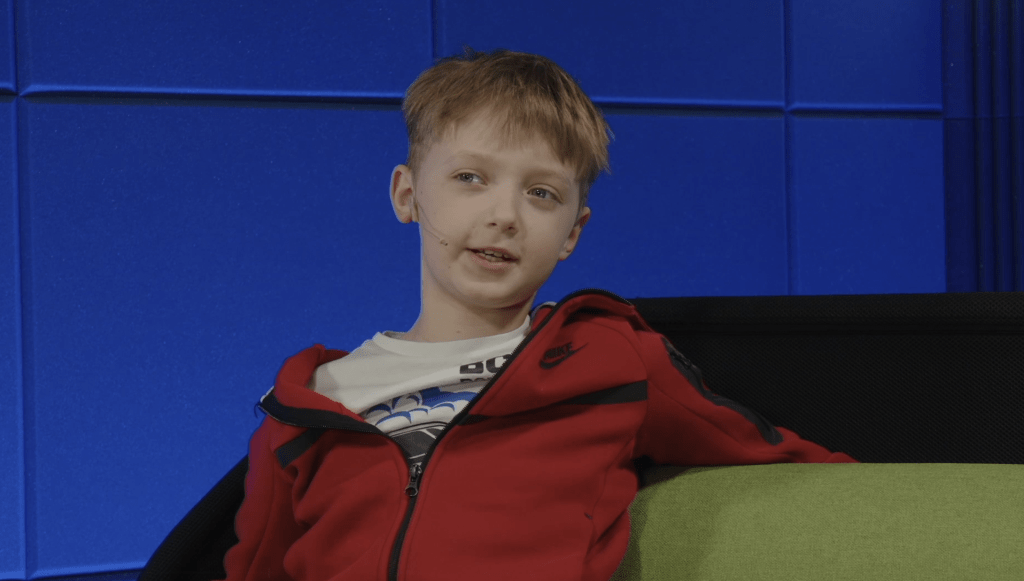 chłopiec siedzi na kanapie