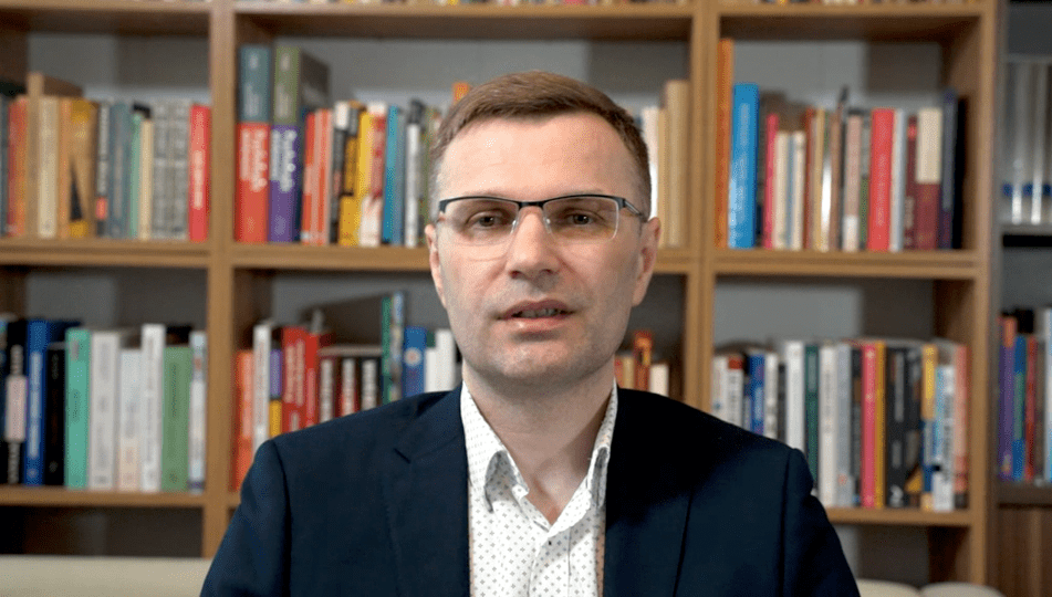 Afera KSeF: Każda faktura pod kontrolą USA i Francji? Jakub Krysiewicz ujawnia fakty