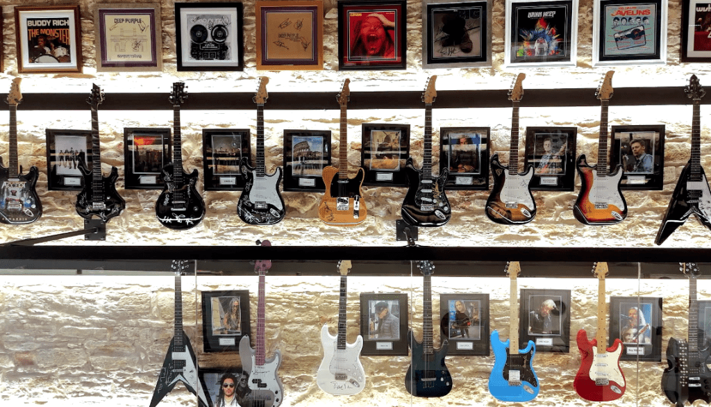 Rockowy renesans w Ćmielowie. Zapomniany zamek stał się domem największej w Europie kolekcji gitar!