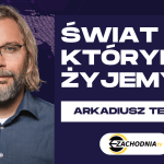 Zdjęcie przedstawia mecenasa Arkadiusza Tetelę gościa programu "Świat w Którym Żyjemy" pod tytułem „Lex Szarlatan”. Mecenas Arkadiusz Tetela obnaża słabość państwa