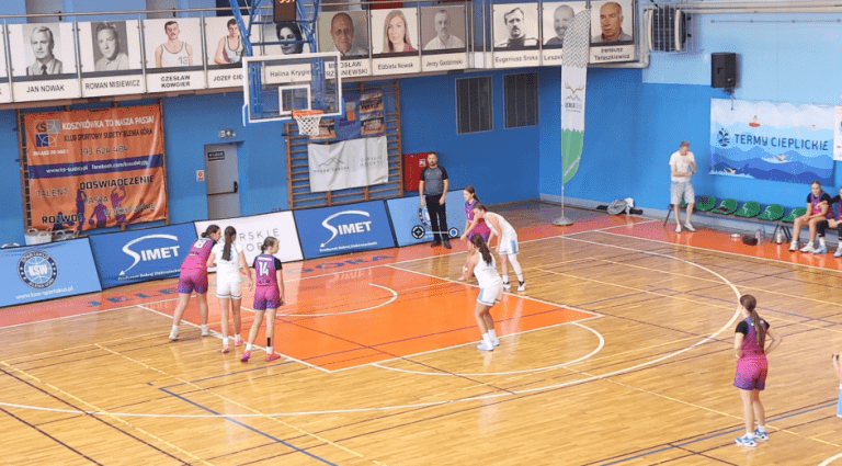 Zdjęcie przedstawia zawodniczki w czasie meczu koszykówki podczas wydarzenia Spartanmania 2026: Międzynarodowy turniej koszykówki w Jeleniej Górze